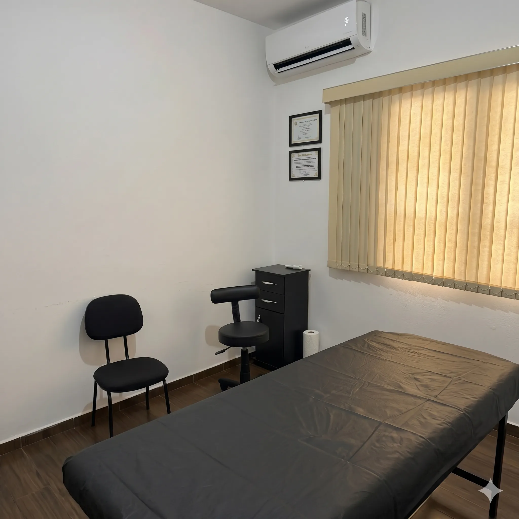 Sala ampla de fisioterapia com equipamentos